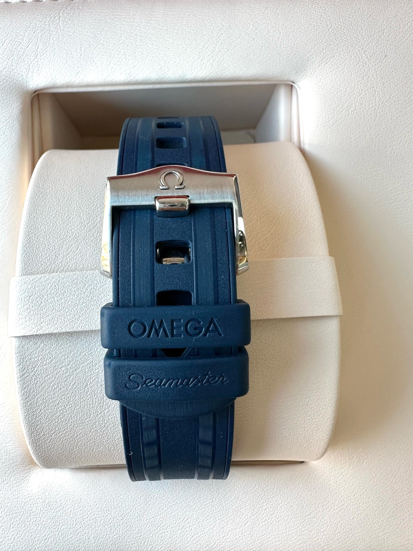 Omega 210.22.42.20.03.002