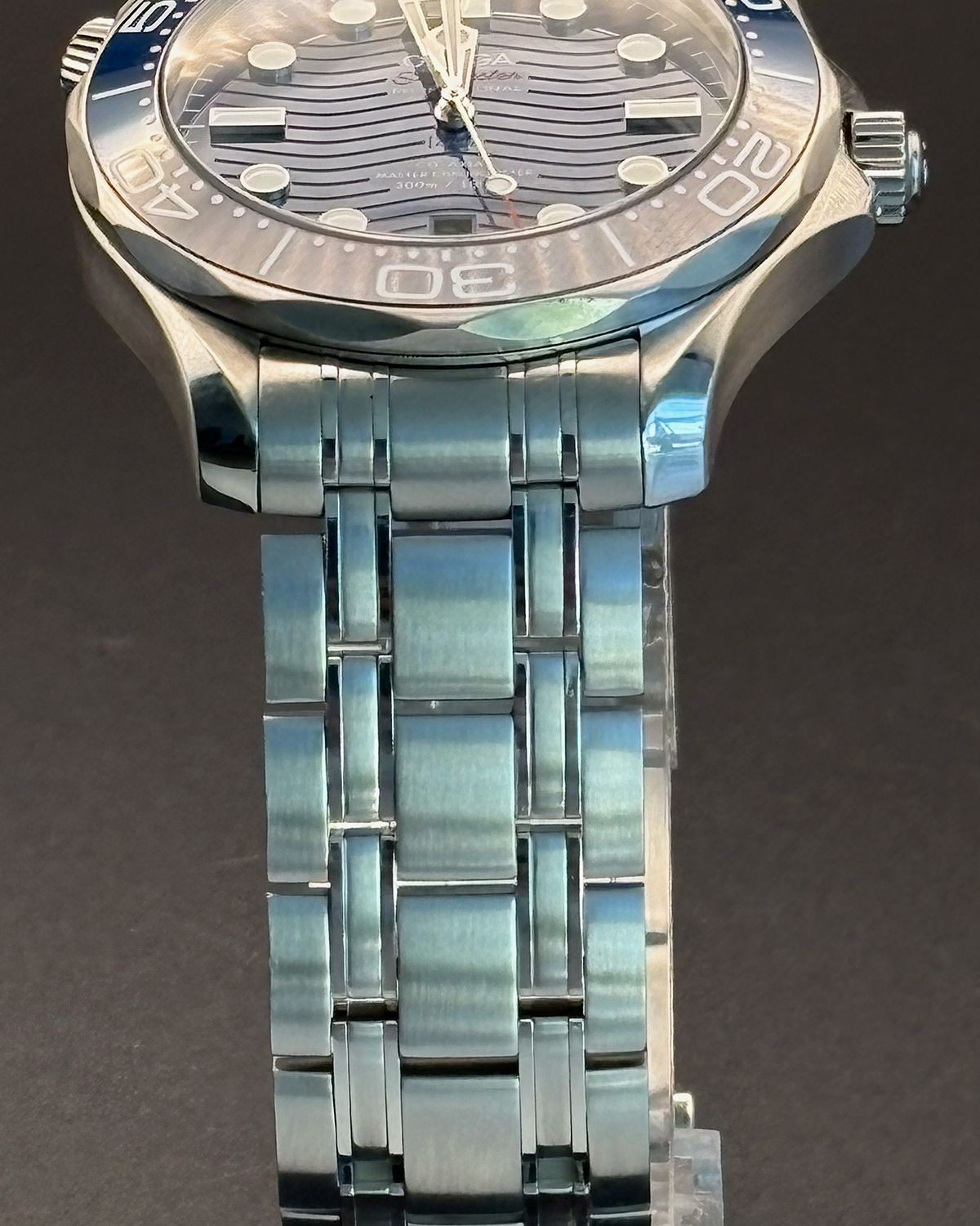 Omega 210.30.42.20.03.001