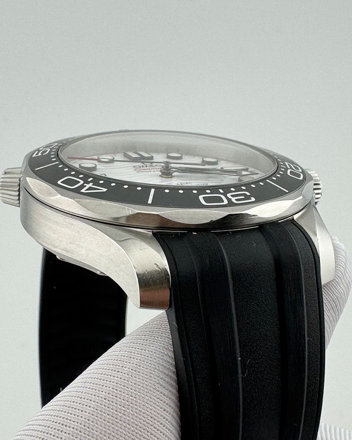 Omega 210.30.42.20.04.001