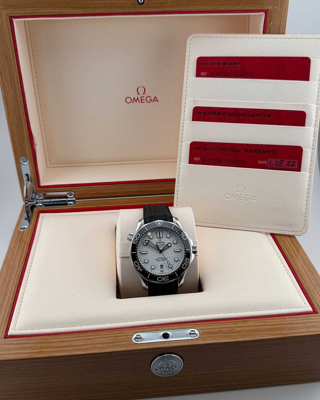 Omega 210.30.42.20.04.001