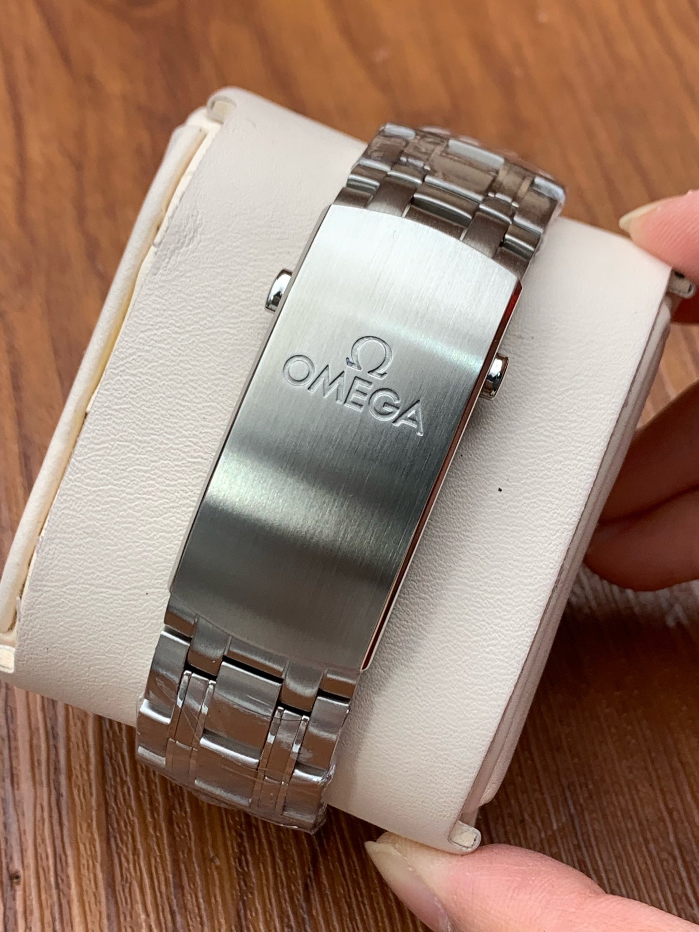 Omega 210.30.42.20.04.001
