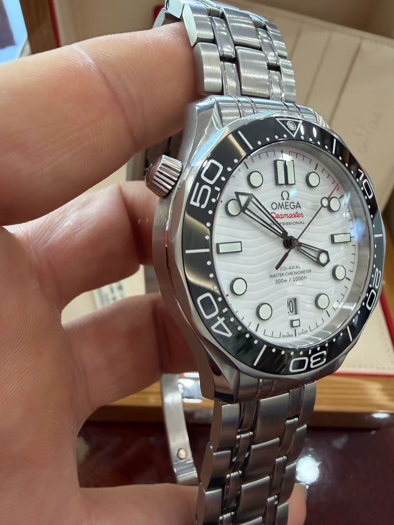 Omega 210.30.42.20.04.001