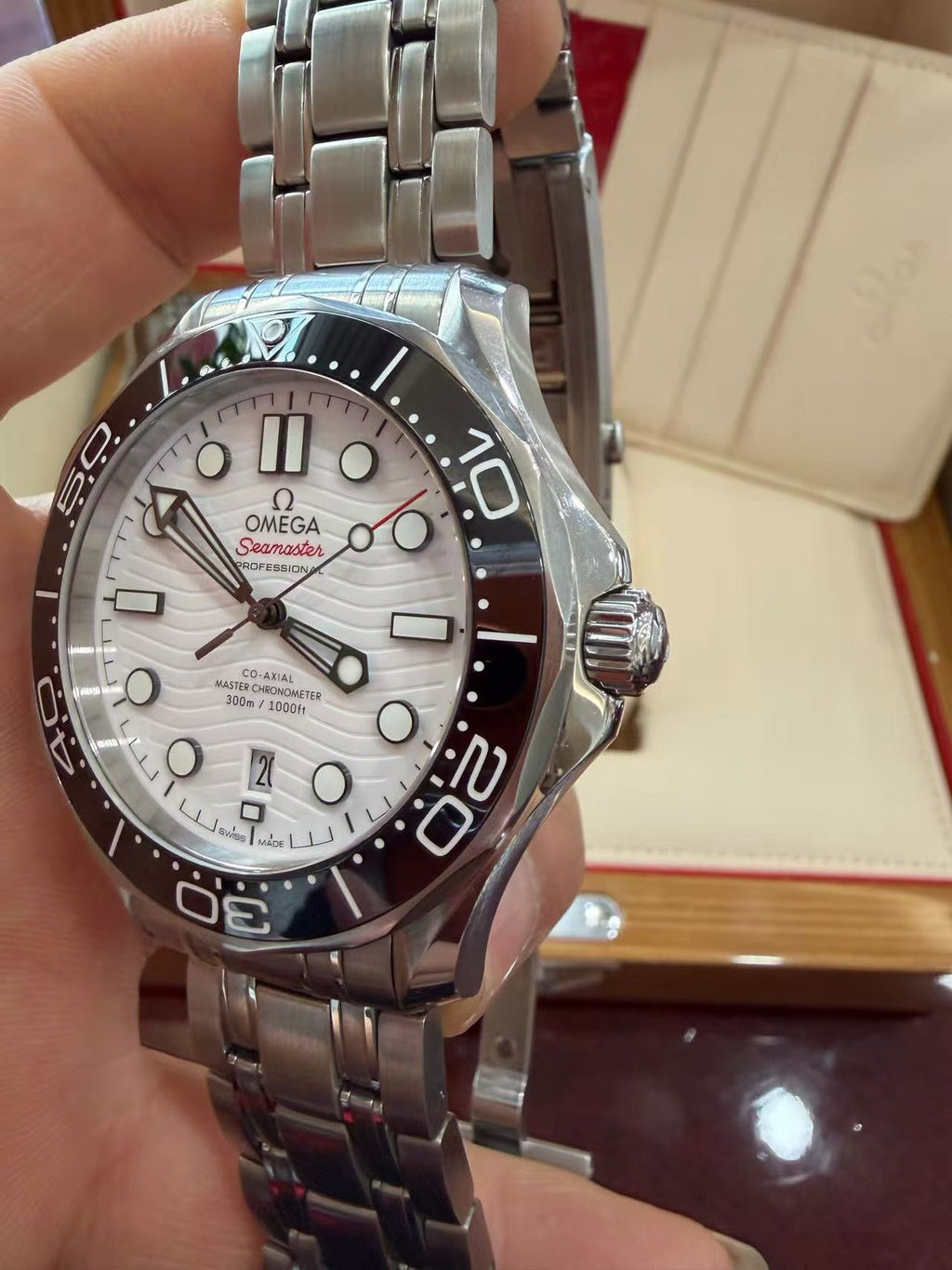 Omega 210.30.42.20.04.001