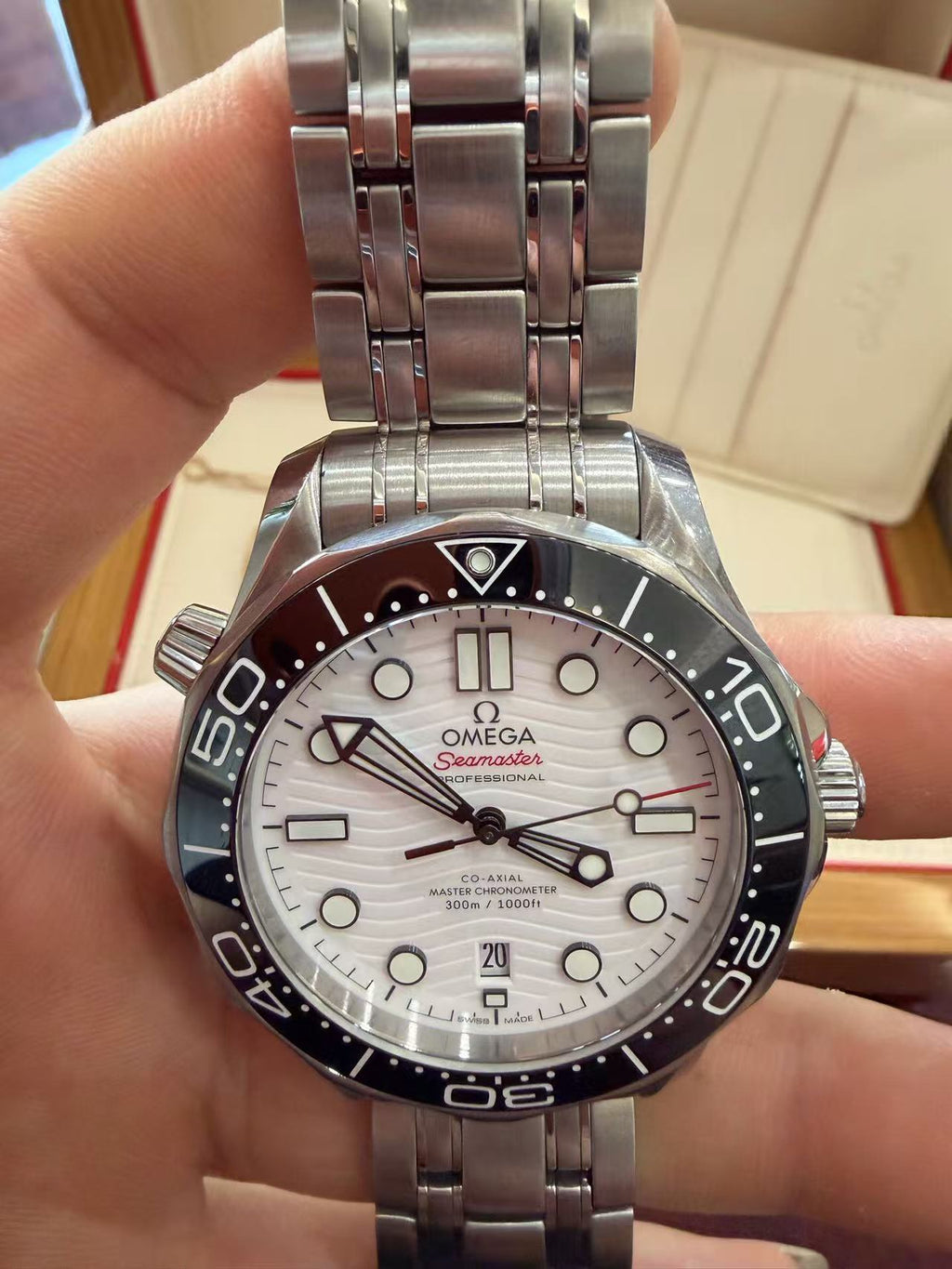 Omega 210.30.42.20.04.001