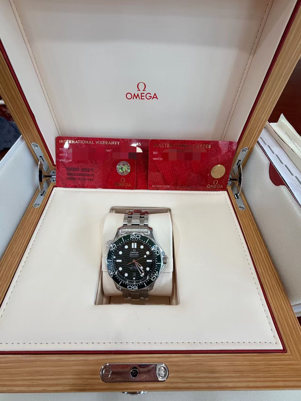 Omega 210.30.42.20.10.001