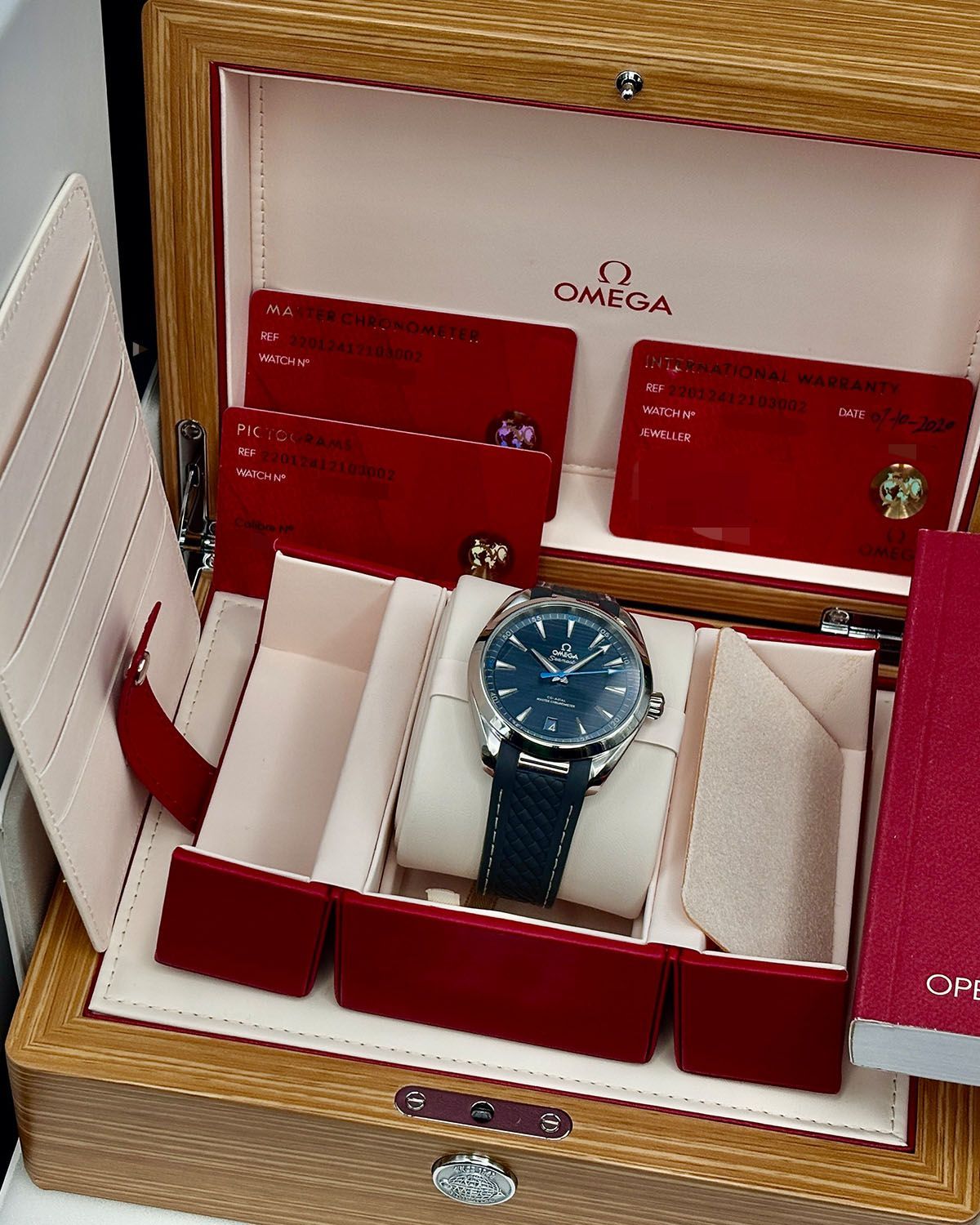 Omega 220.12.41.21.03.002