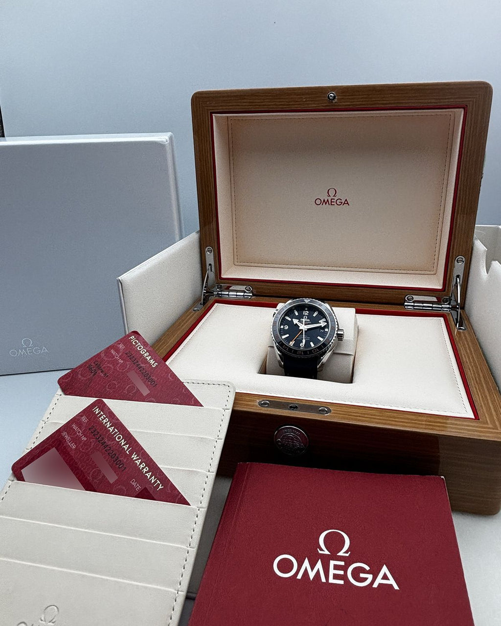 Omega 232.32.44.22.03.001