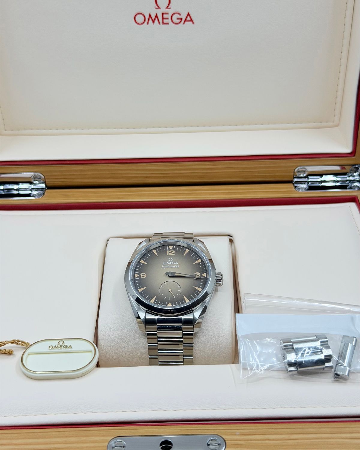 Omega 235.10.38.20.13.001