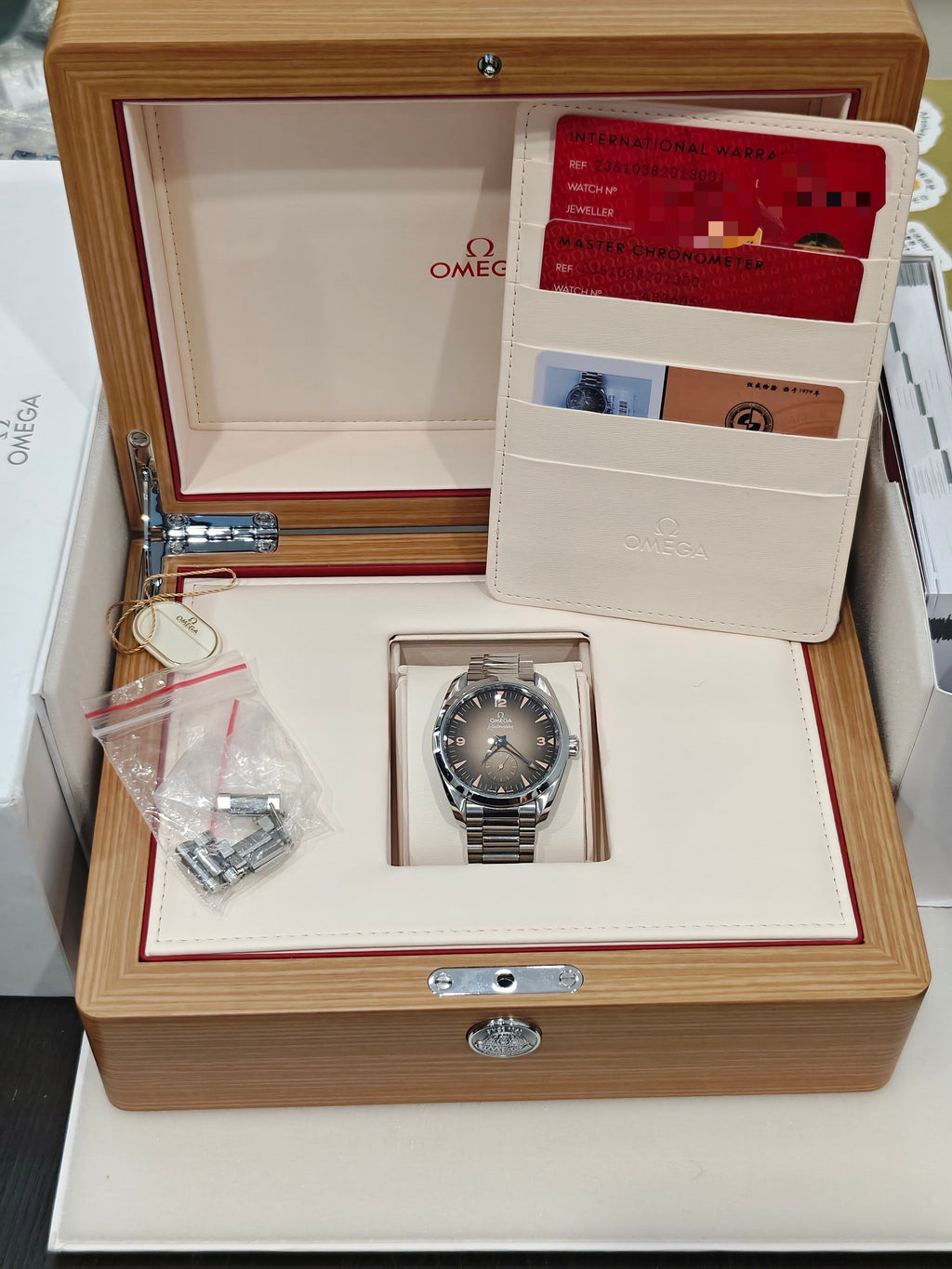Omega 235.10.38.20.13.001